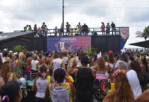Blocos em Itaipuaçu encerram o Carnaval Maricá 2026 com festa na orla