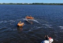 Barco vira em lagoa de Maricá e pescadores são resgatados a tempo