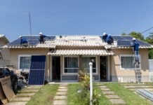 Maricá instala placas solares em casas de famílias reassentadas